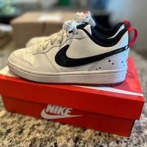 Woman’s size 6 Nike Court Legacy Lift